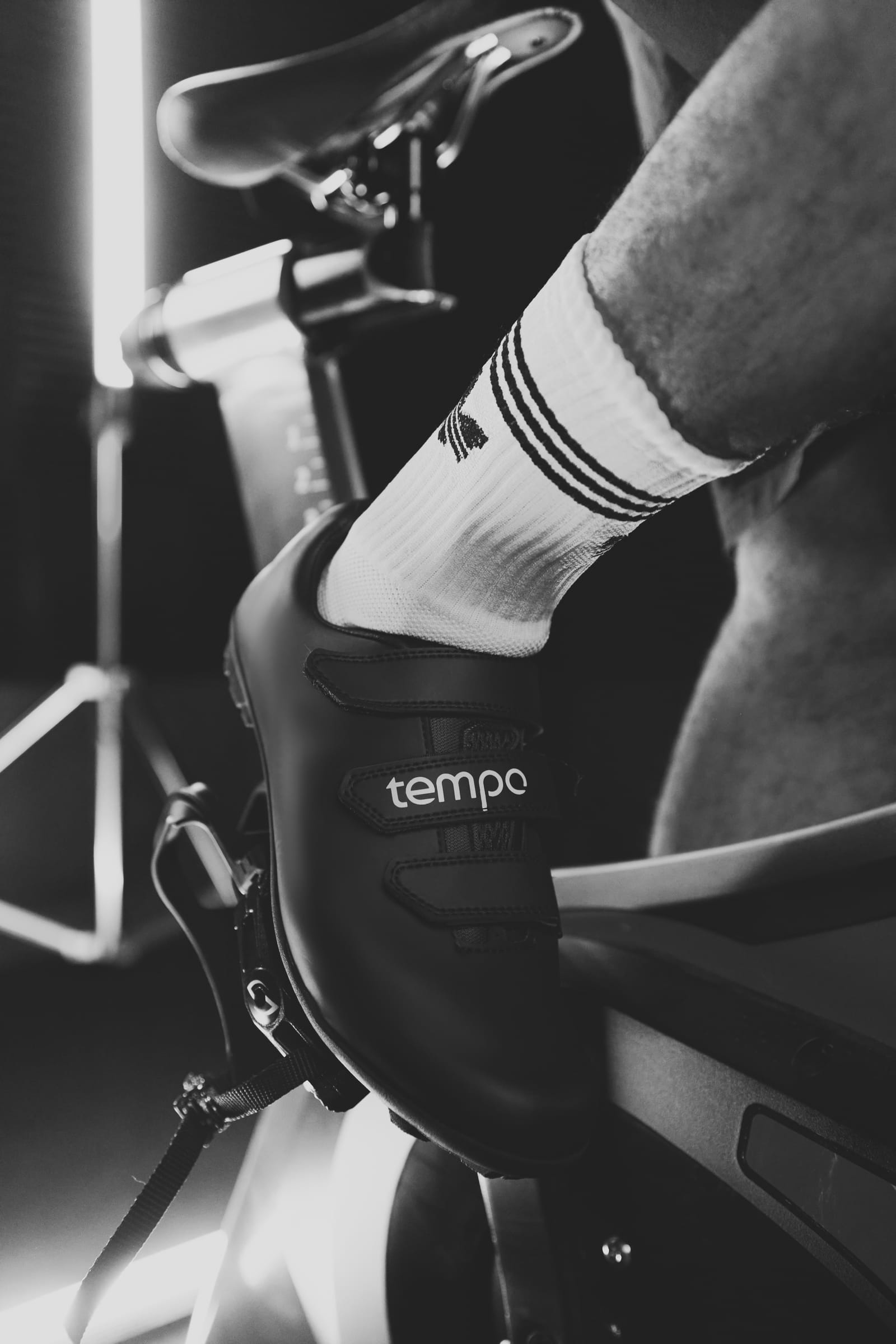 Zapato de cycling enganchado al pedal en TEMPO Studio Cúcuta.